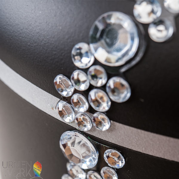 Strass Detailansicht -Urnenwerk - Individuell wie das Leben Strassband Detailansicht