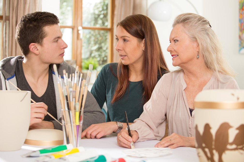 Einblicke in einen Workshop mit Trauernden um eine Urne
