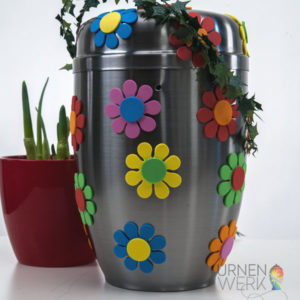 Hippieurne mit 70ger Jahre Blumen verziert