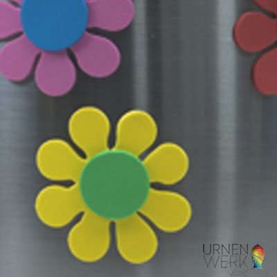 Stahl Urne- Flowerpower Design - Urnenwerk - Individuell wie das Detailaufnahme der Hippie Blumen aus Schaumstoff gearbeitet