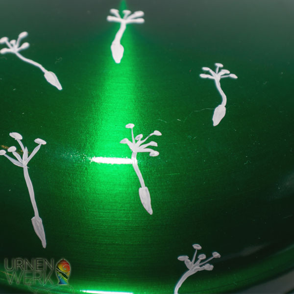 Stahl Urne- Erwachen des Frühlings -Urnenwerk - Individuell wie Nahaufnahme des Deckels mit fliegenden Pusteblumen