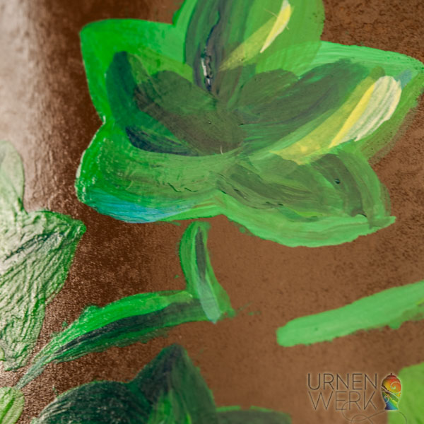 Bio Natururne Efeu Holzoptik- Urnenwerk - Individuell wie das Le Designurne in Holzoptik mit grünen Efeuranken.