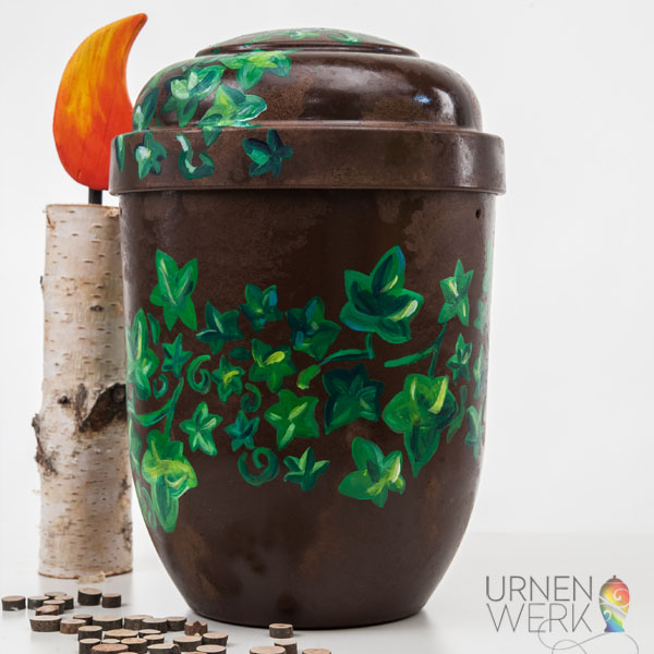 Bio Urne aus Holz mit Efeu Ranken und Deko -Urnenwerk - Individu Biourne mit gemaltem Efeuranken Muster.