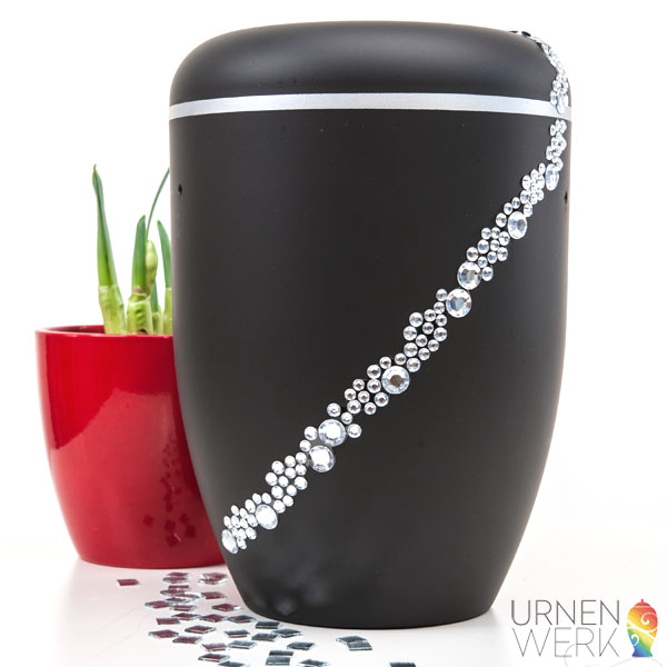 Bio Urne Strass Band schräg mit Deko -Urnenwerk - Individuell wi Im Ambiente fotografierte Strass Urne