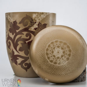 Bio Urne „Mostra Tribal“ dunkelrotes Tribal mit filigranem Goldgeflecht in exklusivem Design