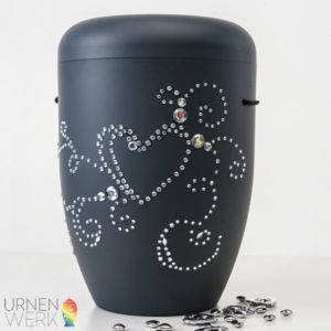 Bio Urne „Herzschlag“ mit einzeln geklebten Strasssteinen