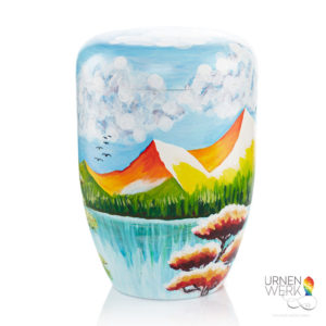 Holzstoff Designurne mit Bergen, See und Zugvögeln für Wanderer mit 360 Grad Bemalung - unendliche Liebe mit Herz
