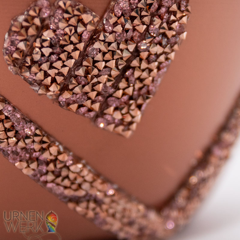 Metall Urne kupferfarbenes Streuglitzerband - Makroaufnahme Kupfer Designurne und deren glitzerndes 360 Grad Band - unendliche Liebe Nahaufnahme des Herzens