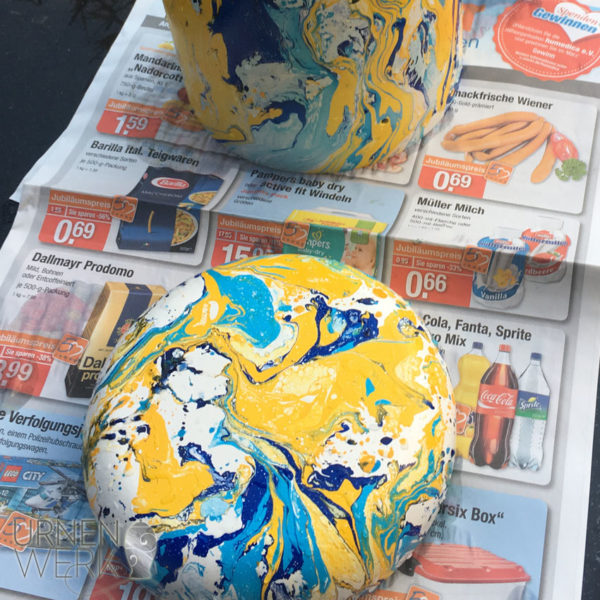 Biourne in aufwendige Marmorierung in Handarbeit hergestellt.