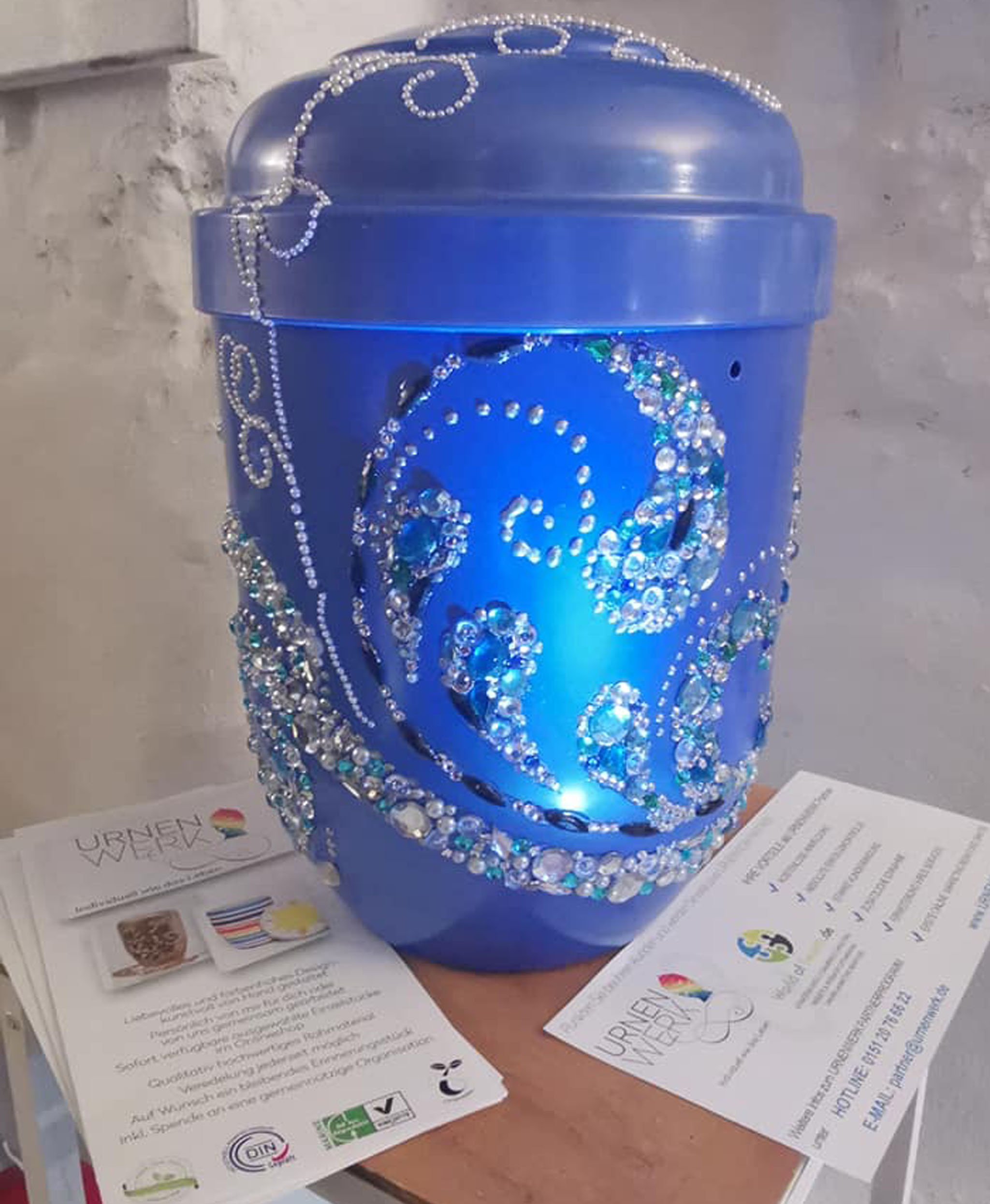 Aussergewöhnliche Ausstellung "Licht und Schatten" Urne Wave Ausstellung "Licht&Schatten" Urnen Liebling mit bunten Strasssteinen